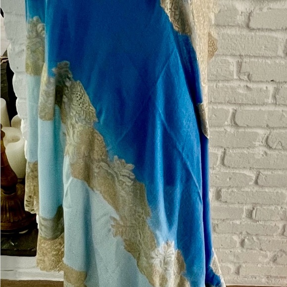 STUNNING 2 SHADES OF BLUE CASHMERE SHAWL WITH SCALLOP EDGED GOLD LACE - Picture 2 of 3
